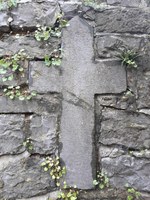Croix sur le mur de l'ancien cimetière - Oteppe
